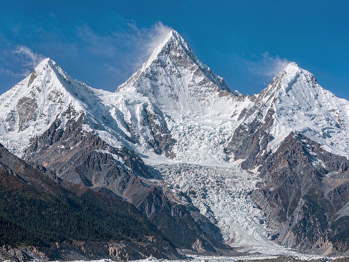 博格达峰：天池背后那座海拔5445米的雪山